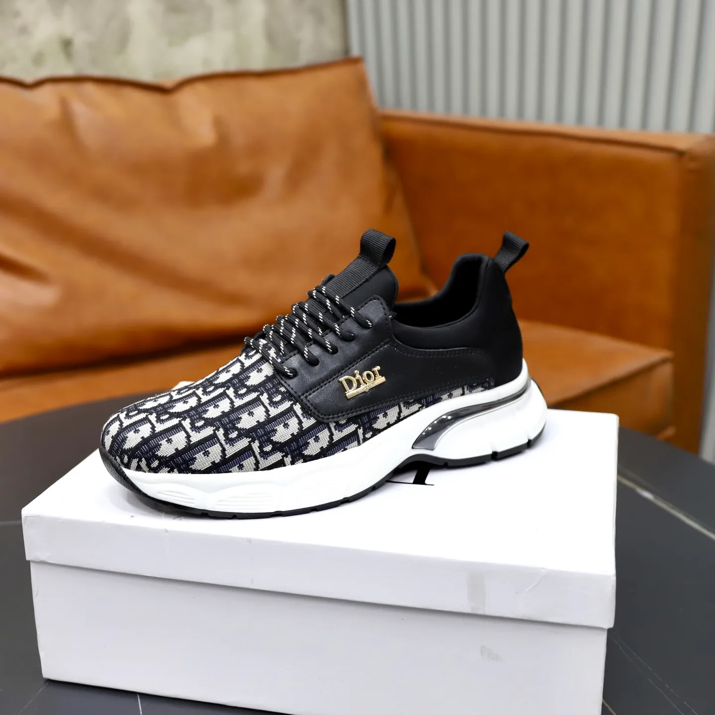 Ex-factory price: 420💰🙅‍♂️🙅‍♂️🙅‍♂️ Brand: Dior Standard code: 38-44 (45 customized) Grade: Same as the official website Material: Original cowhide stitching surface Comfortable and breathable lining Lightweight wear-resistant outsole Style category: Men's fashionable casual shoes Running sneakers Distinguished luxury brand elements Top luxury Color: Actual picture color